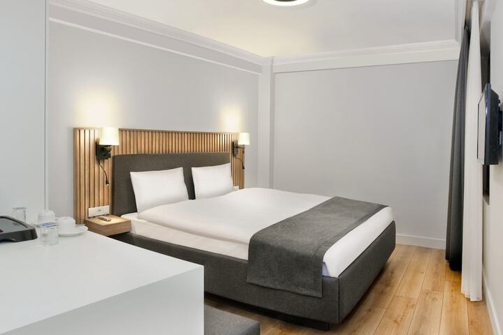 Room 3 of 70