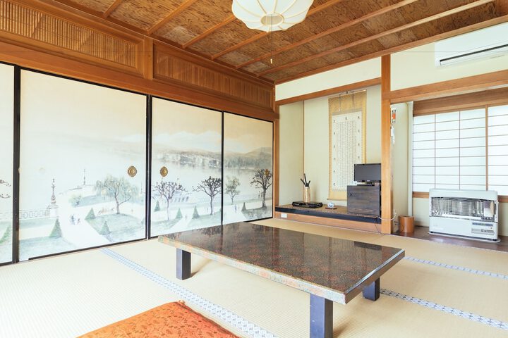 Room 6 of 100