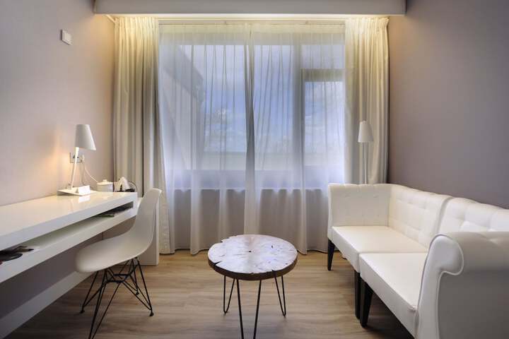 Room 16 of 74