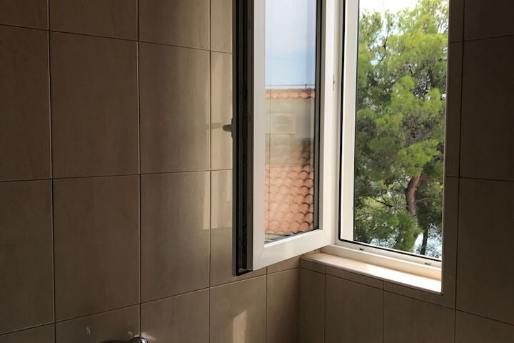 Deep soaking bathtub