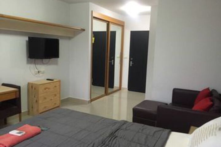 Room 13 of 28