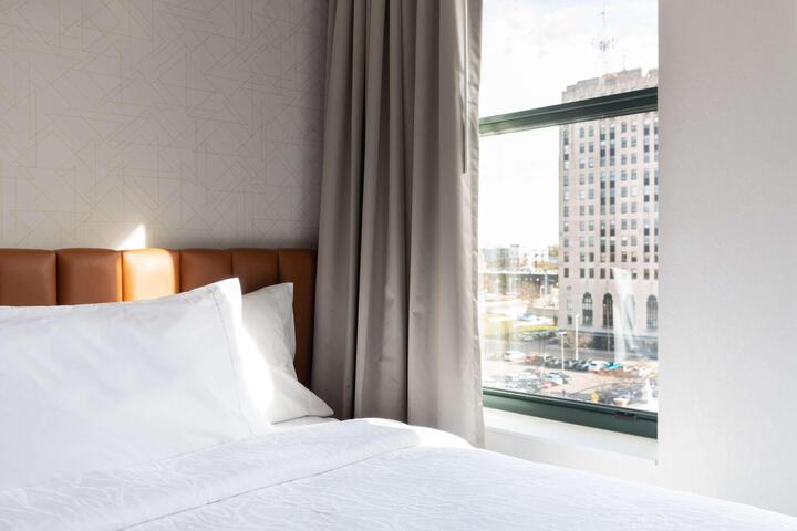 1 King Bed (3 of 14)