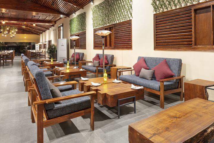 Lounge 52 of 65
