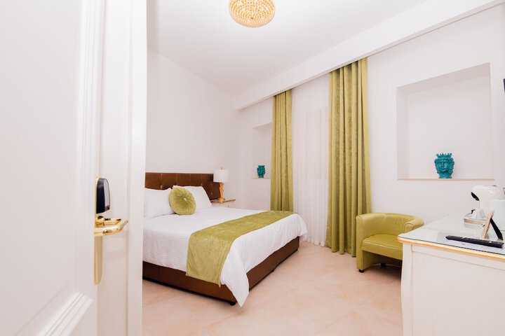 Room 19 of 77