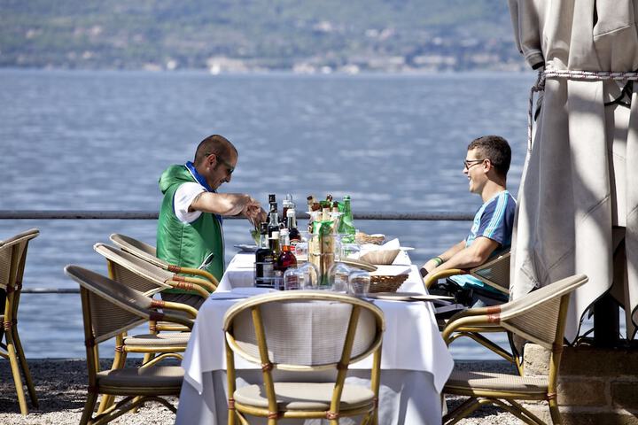 Dining 16 of 20