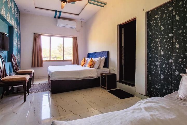 Room 10 of 34