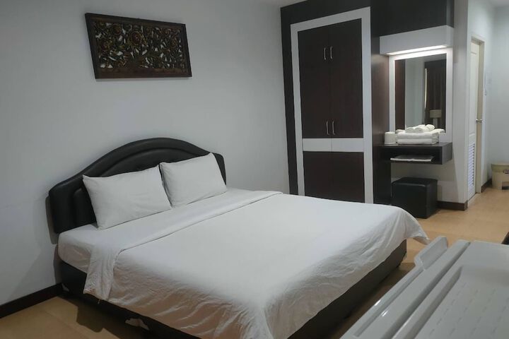 Room 4 of 27