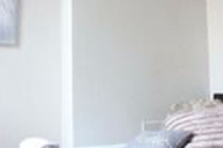 Room 4 of 9