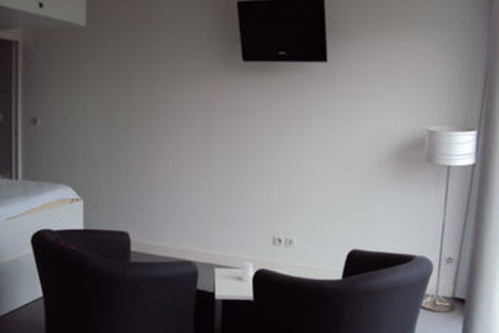 Room 6 of 12
