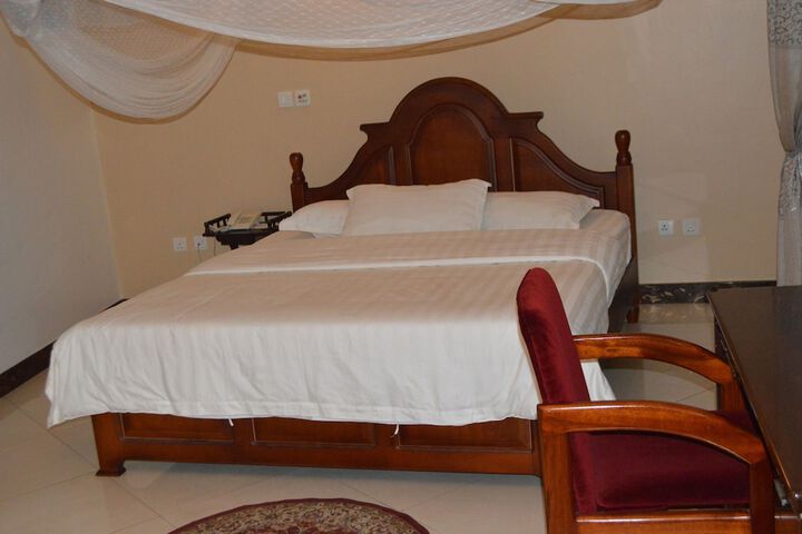 Room 8 of 80