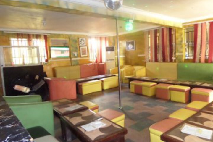 Lounge 10 of 11
