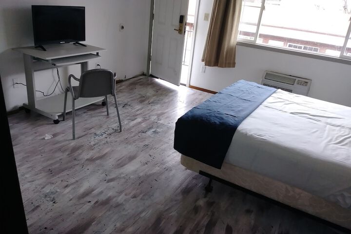 Room 6 of 30