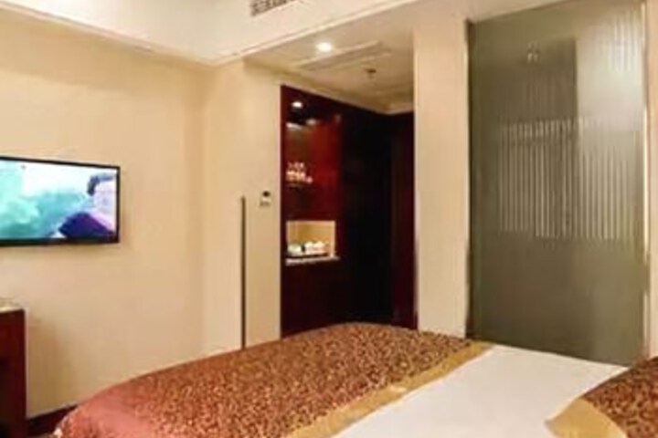 Room 5 of 8