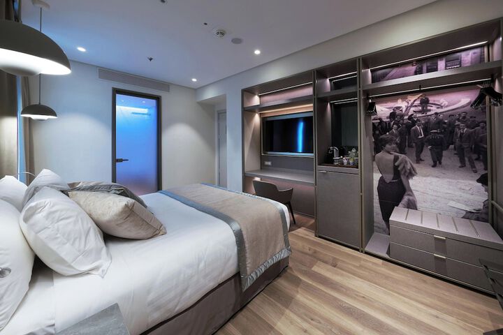 Room 32 of 93