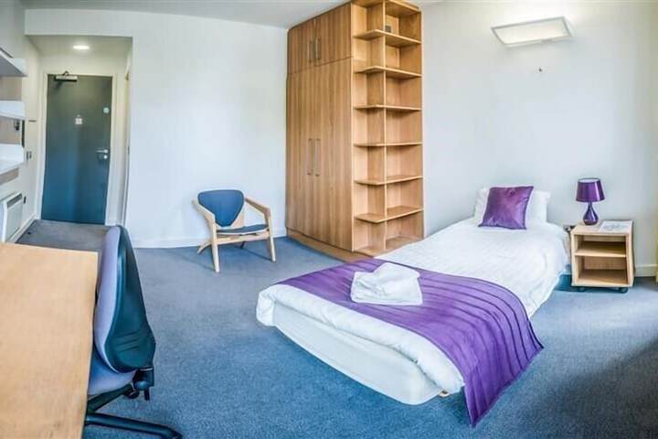Room 7 of 32