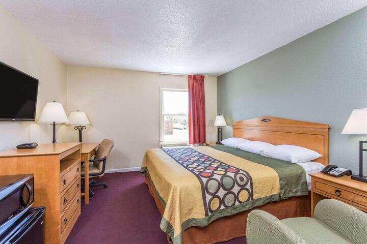 1 King Bed (4 of 7)