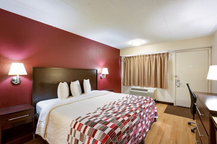 Standard King Bed Accessible (19 of 22)