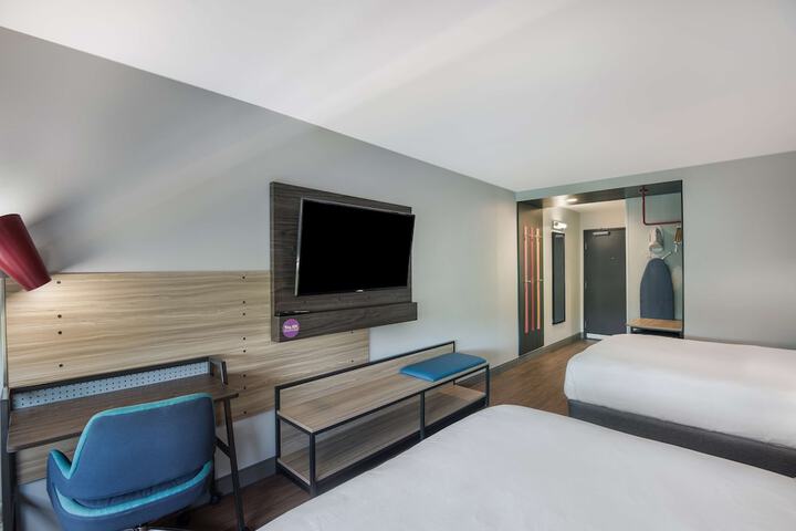 2 Queen Beds (8 of 10)