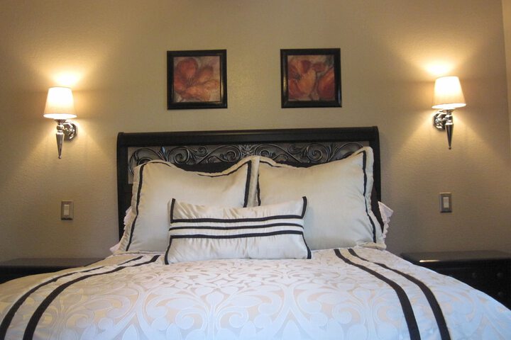 Deluxe Queen Bed (24 of 49)