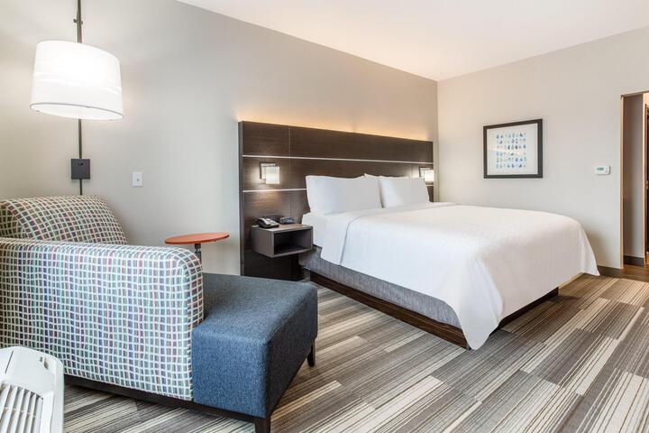1 King Bed (5 of 16)