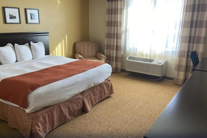 1 King Bed (2 of 16)