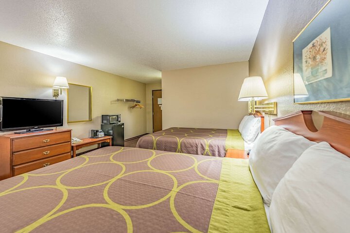 1 Queen Bed (6 of 10)