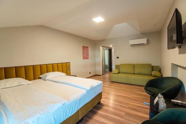 Room 9 of 26