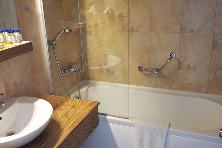 Room 10 of 30