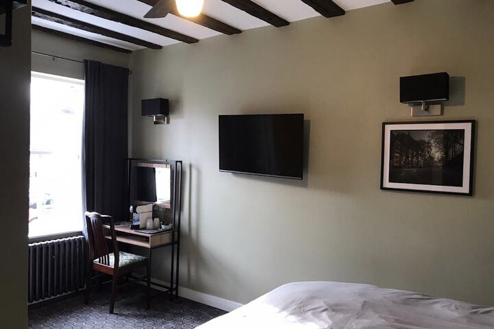 Room 2 of 11