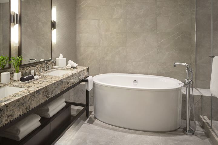 Deep soaking bathtub