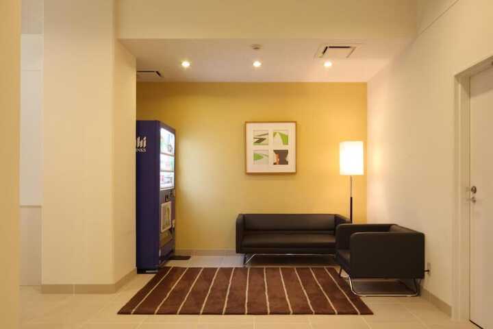 Room 13 of 32