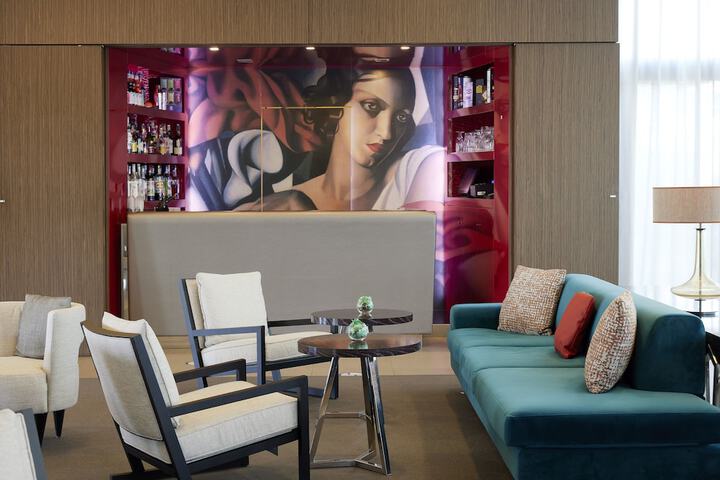Lounge 25 of 33