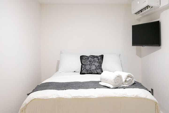 Room 8 of 84