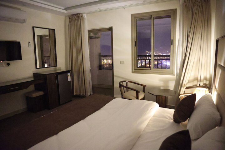 Room 9 of 28
