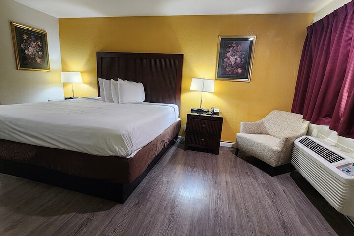 Standard King Bed Accessible (12 of 18)