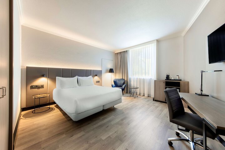 Room 10 of 48