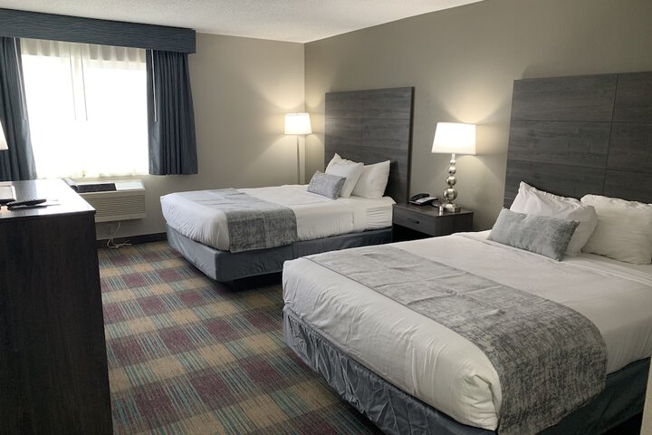 1 Queen Bed (14 of 16)