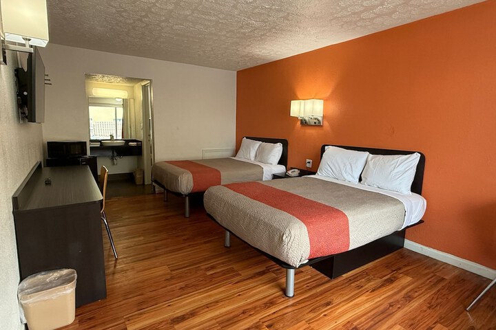 2 Double Beds (4 of 9)