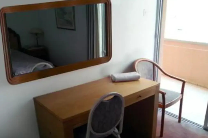 Room 7 of 10