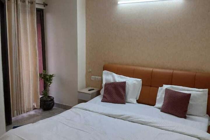 Room 4 of 8