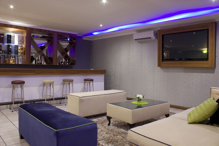 Lounge 38 of 44