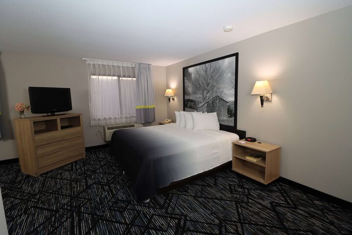 1 King Bed (6 of 26)