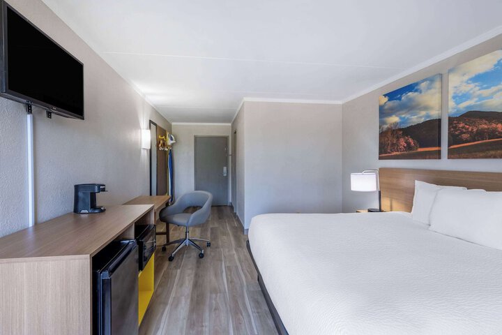 1 King Bed (2 of 13)