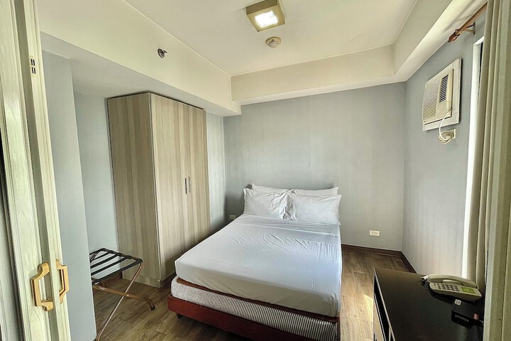 Room 11 of 37