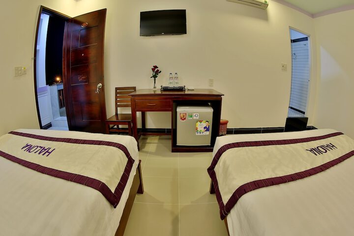 Room 7 of 12
