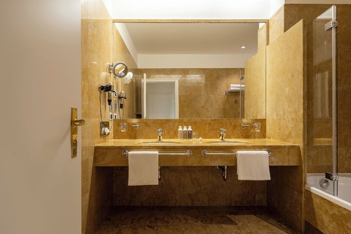 Room 44 of 125