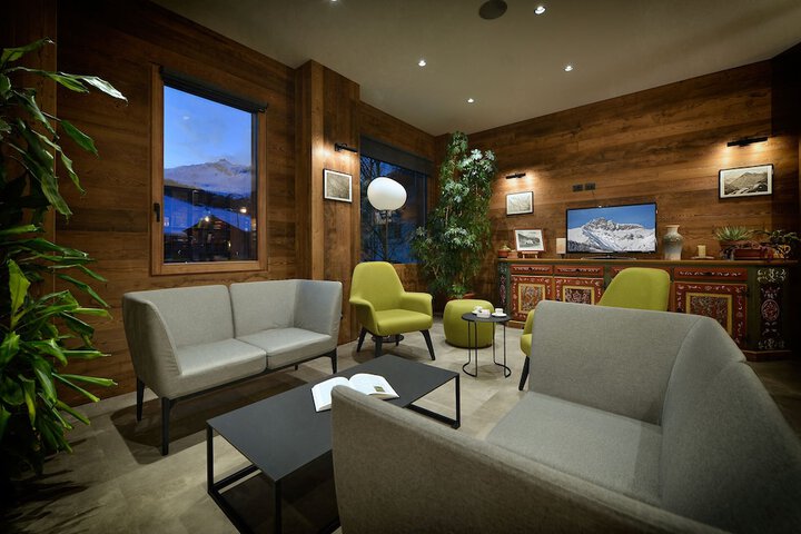 Lounge 62 of 77