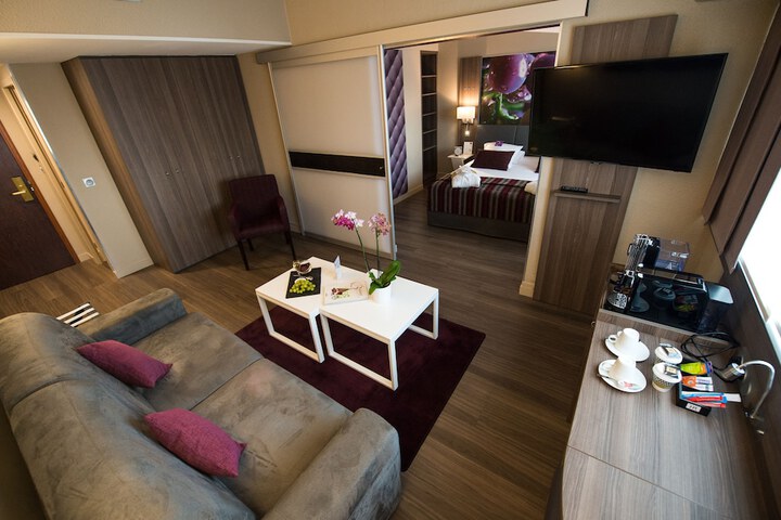 Room 6 of 63