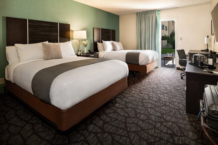 Deluxe Room 1 King Bed (13 of 13)