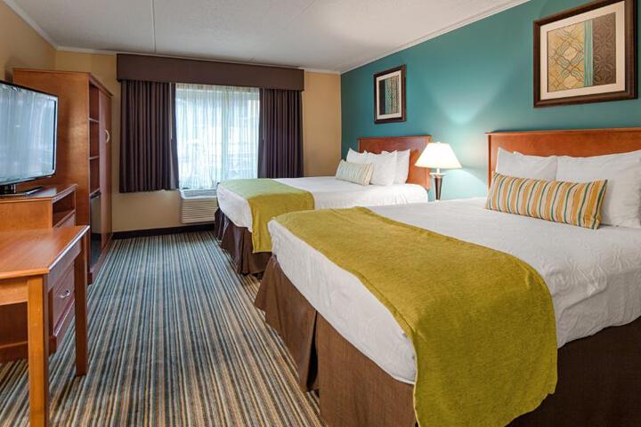 1 Queen Bed Microwave, Refrigerator, Coffee Maker Full Breakfast (21 of 26)